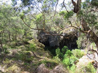 341_lake_cave_img_8205.jpg