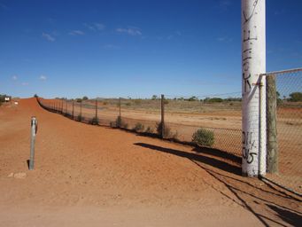 341_dog_fence_gate_to_cameron_corner_img_5090.jpg