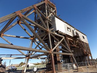 341_junction_mine_headframe_on_l_of_l_dscf3707.jpg