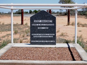 341xdost_mahomet_grave.jpg