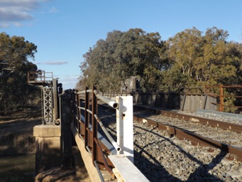 341xmenindee_rail_bridge_dscf3556.jpg