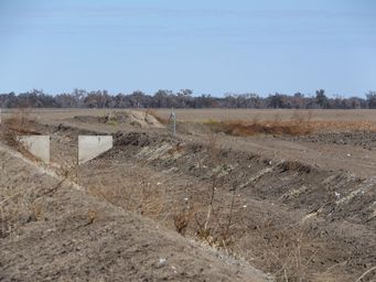 341_irrigation_channel_post_harvesting_dscf4219s.jpg