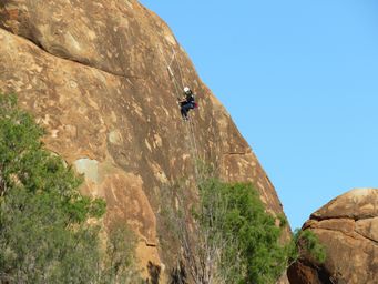 341_abseiling_eaglestone_rock_img_9513.jpg