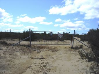 341_barrier_fence_nr_hyden_2007_dsc04715a.jpg