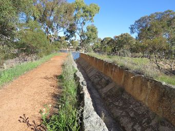 341_merredin_rock_and_railway_dam_img_9193.jpg