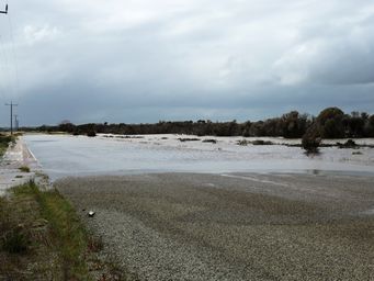 341_water_flowing_over_road_north_of_lake_grace_img_8272a.jpg